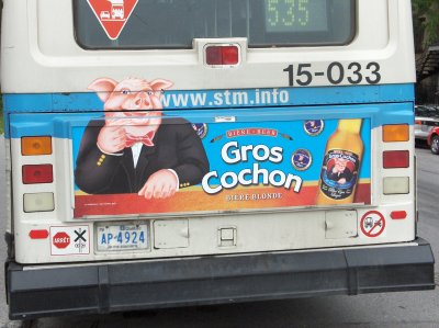 Autobus avec une publicité de la bière Gros Cochon