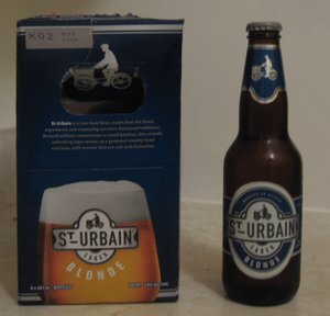 Une caisse et une bouteille de bière St-Urbain