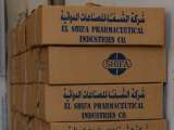 Trois piles de 11 boîtes sur lesquelle est inscrit « El Shifa Pharmaceutical Industries Co. »