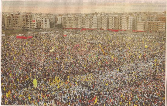 Photo de la première page du New York Times montrant une manifestion de milliers de personnes