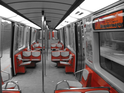 Intérieur d'un wagon du métro de Montréal avec les sièges orange et le reste en noir et blanc