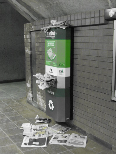 Bac de recyclage vert débordant pour le papier journal