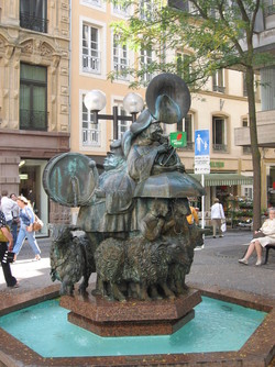 Fontaine sur une place publique du Luxembourg