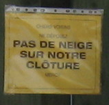Affiche où il est écrit « pas de neige sur notre clôture »