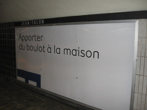 Publicité du métro de Montréal affichant la phrase « Apporter du boulot à la maison »