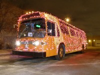 Autobus de Winnipeg avec des lumières de Noël