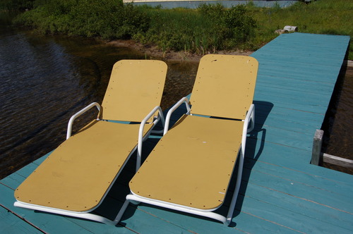 2 chaises pliantes sur un quai