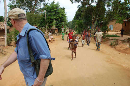 Les enfants nous suivent en courant, ils semblent apprécier de voir des mzungos dans leur village.