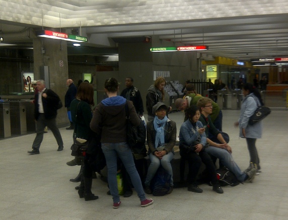 Pastille à la station de métro Berri-UQAM avec plein de monde autour