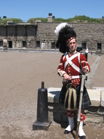 Soldat britannique montant la garde à l’entrée de la Citadelle d’Halifax